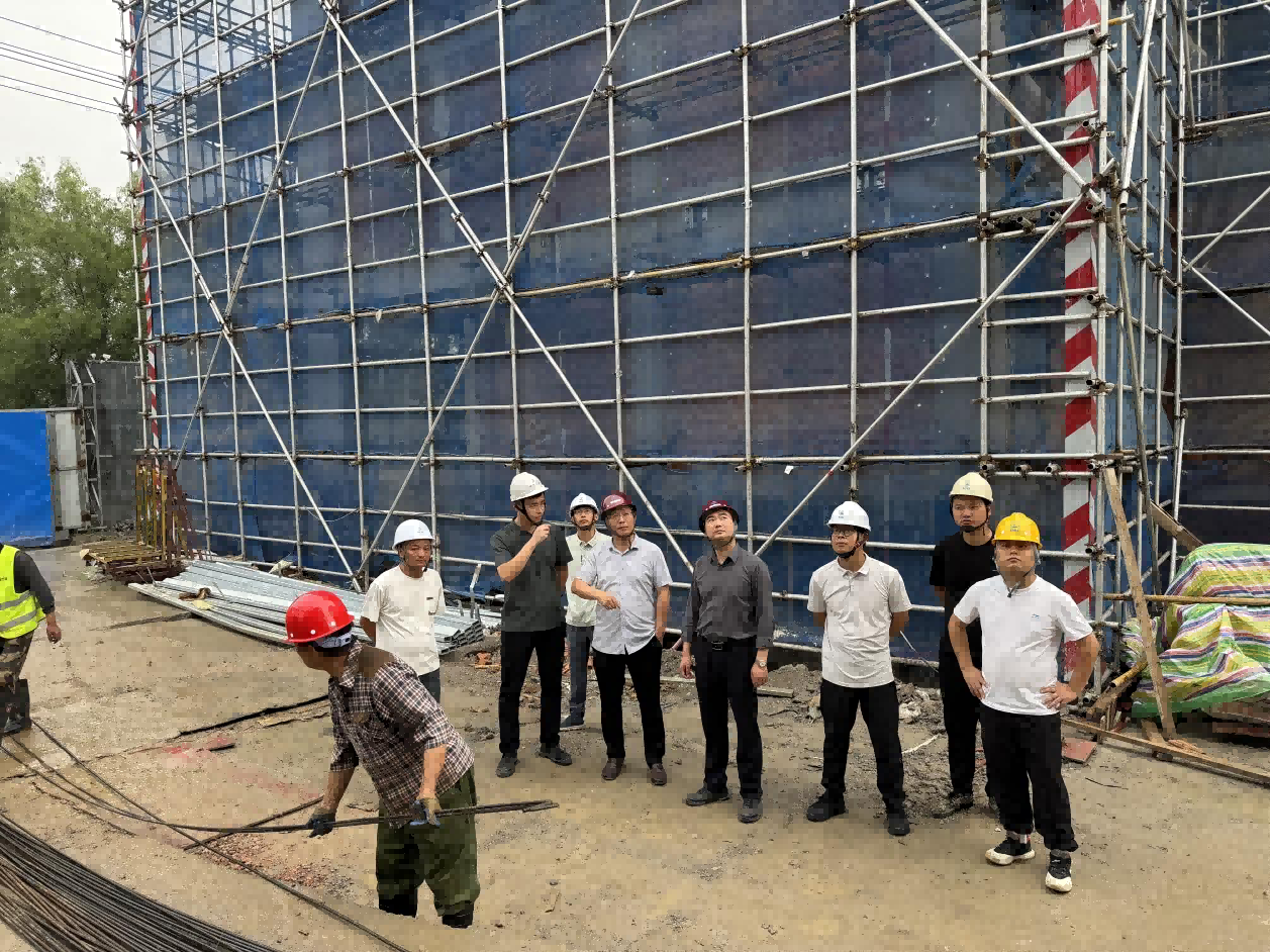 市文旅集團黨委委員、副總經(jīng)理李玉飛帶隊調(diào)度集團重點項目